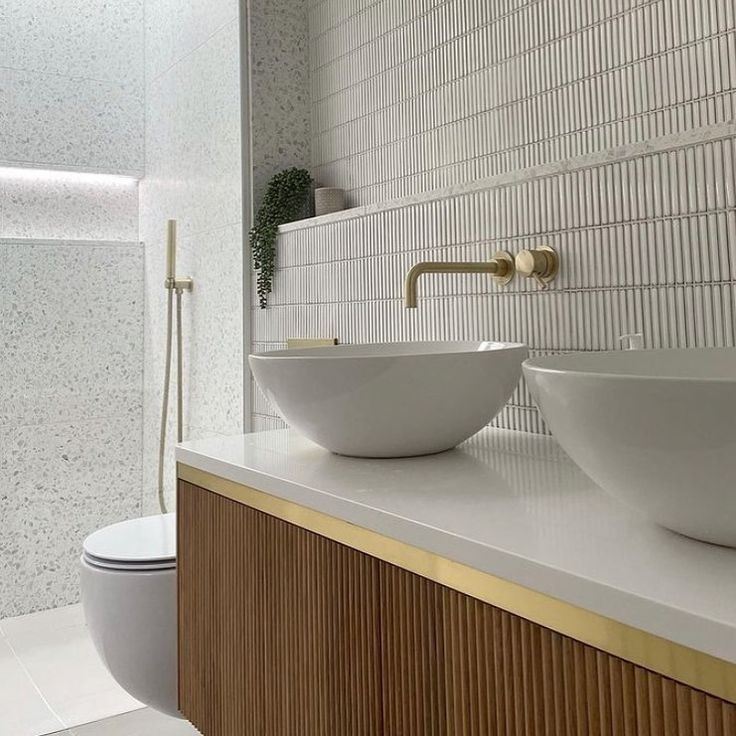 Kupatilo,, lavabo i kupatilski elementi od hrasta